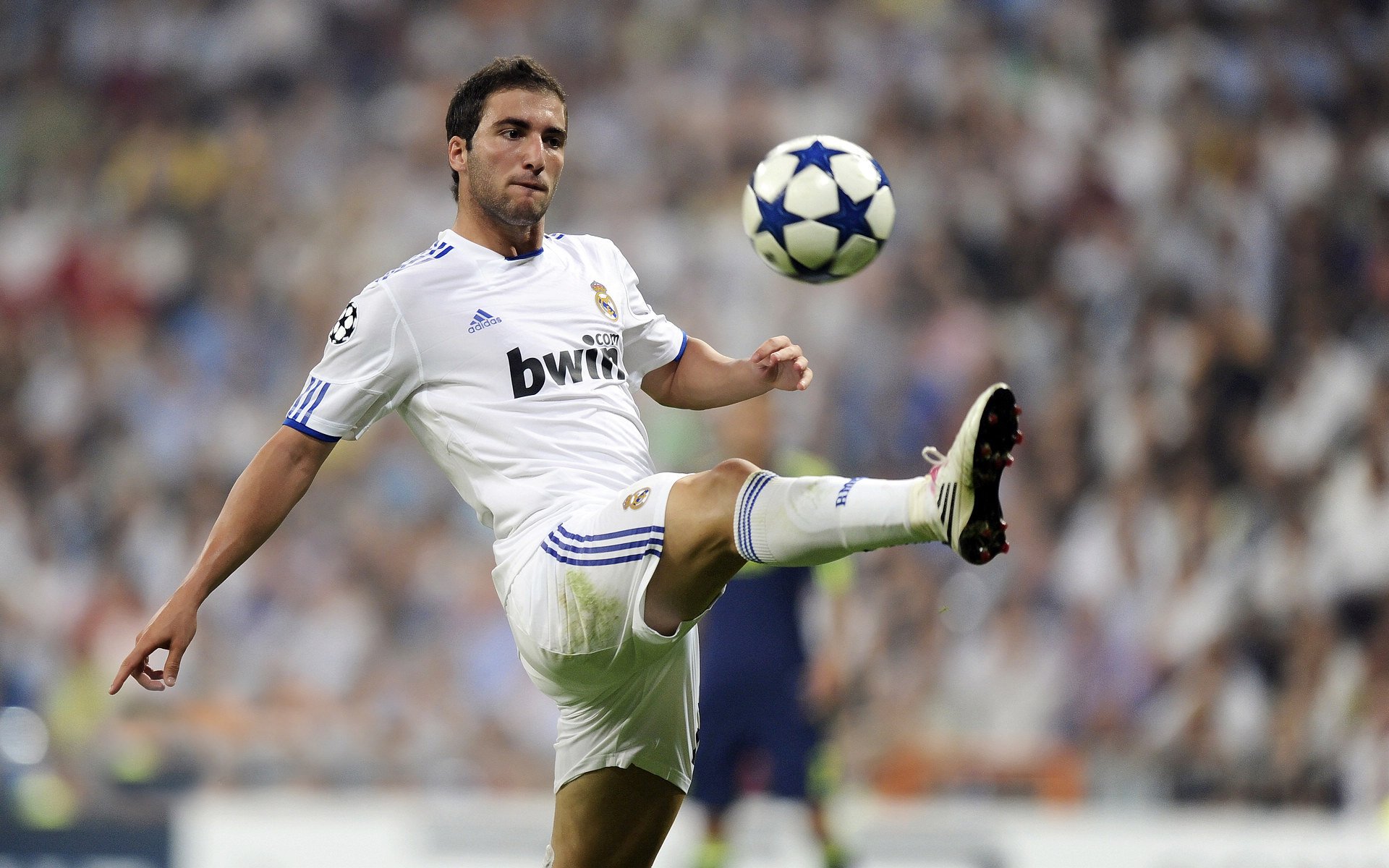 独行侠狂胜尼克斯,欧冠决赛惊现爱德华兹时刻—篮球世界,还是超级英雄的舞台?